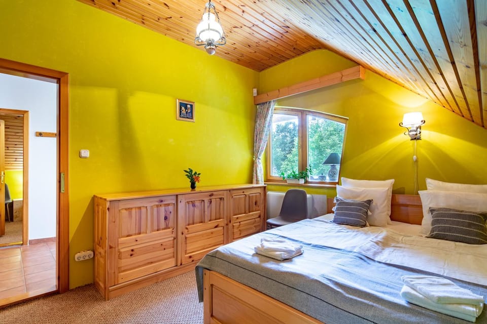 Bedroom, fireplace, heating