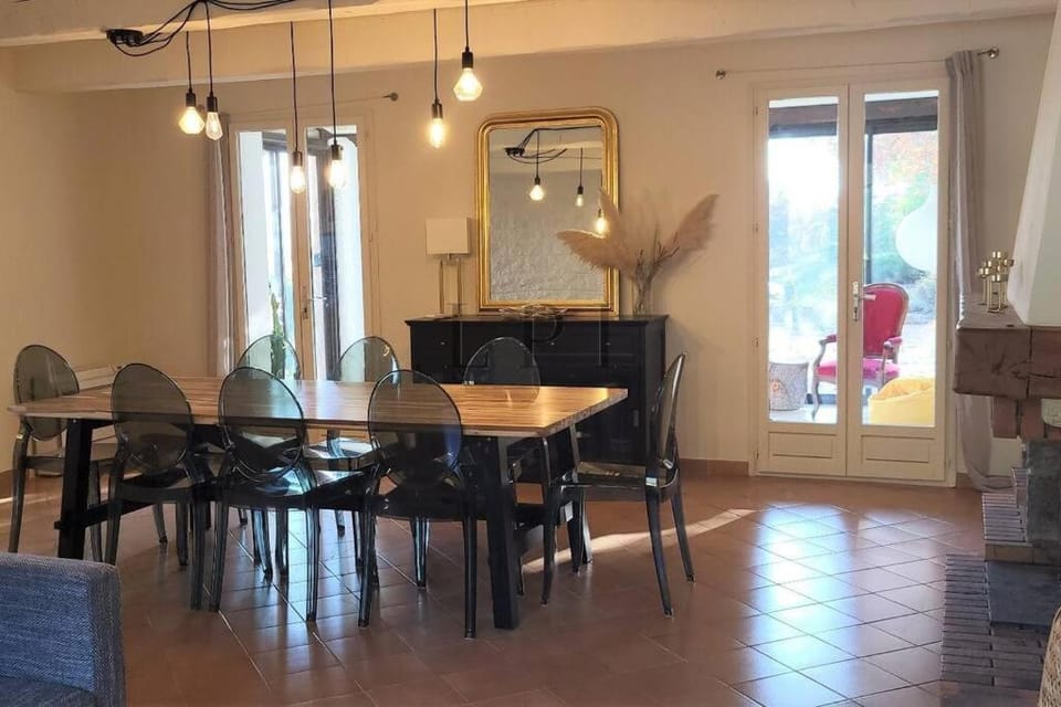Jolie maison avec vue imprenable, piscine, jeu de boules, calme au cœur du Luberon Villa in Provence-Alpes-Côte d'Azur