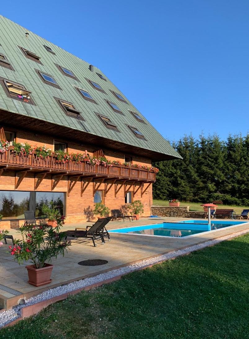 Property building, Garden, Garden view, Pool view, Swimming pool, sunbed