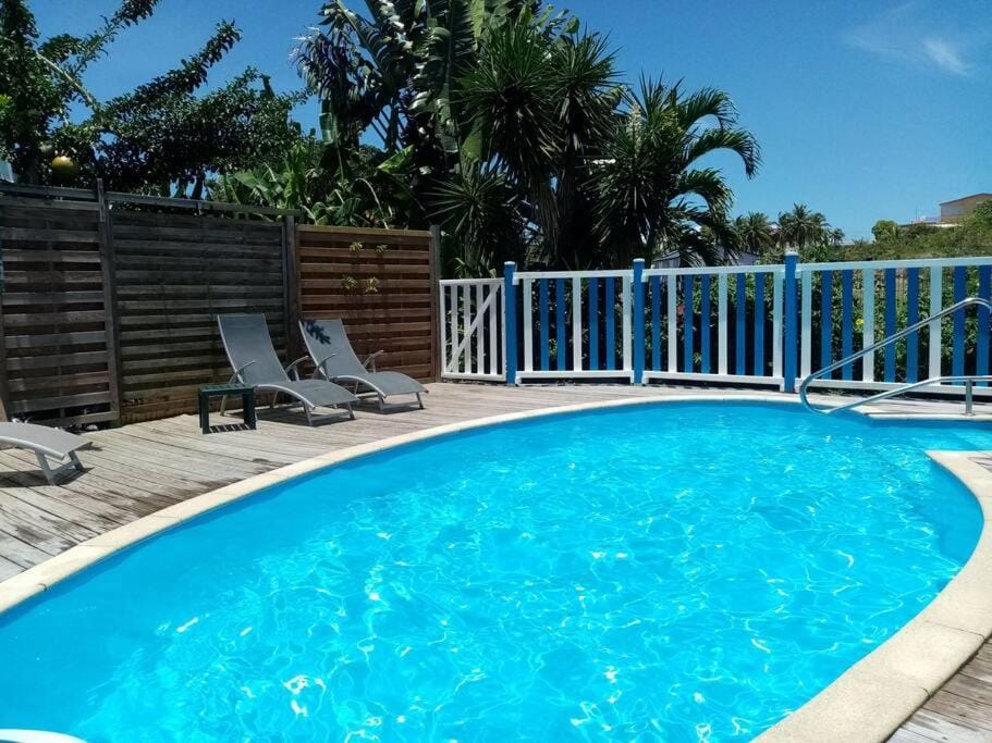 Swimming pool, sunbed