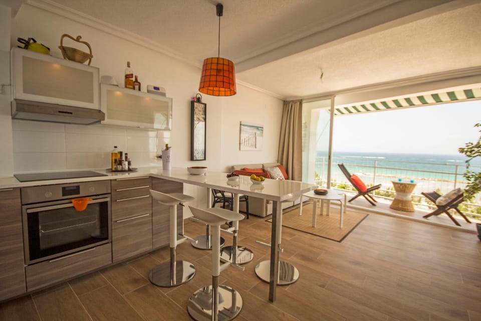 Kitchen or kitchenette, Dining area, Sea view, minibar, pet friendly, stove