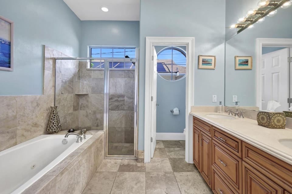 CocoBreeze - Poolside Paradise Mins to Beach! House in Naples Park