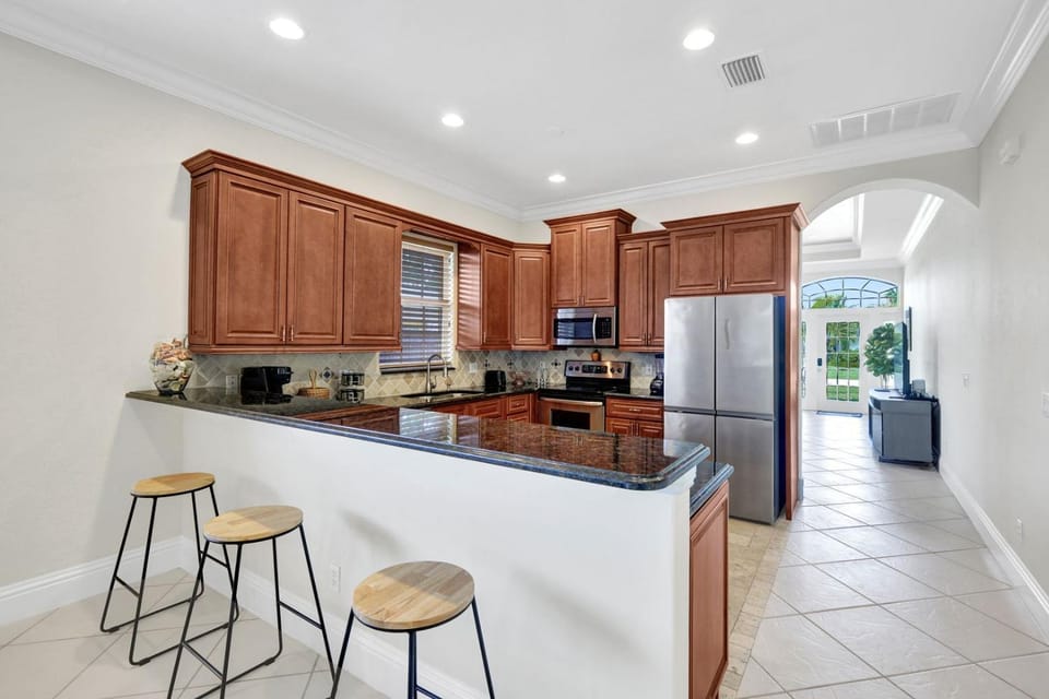CocoBreeze - Poolside Paradise Mins to Beach! House in Naples Park
