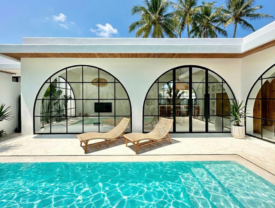Property building, Patio, Day, Pool view, Swimming pool, sunbed