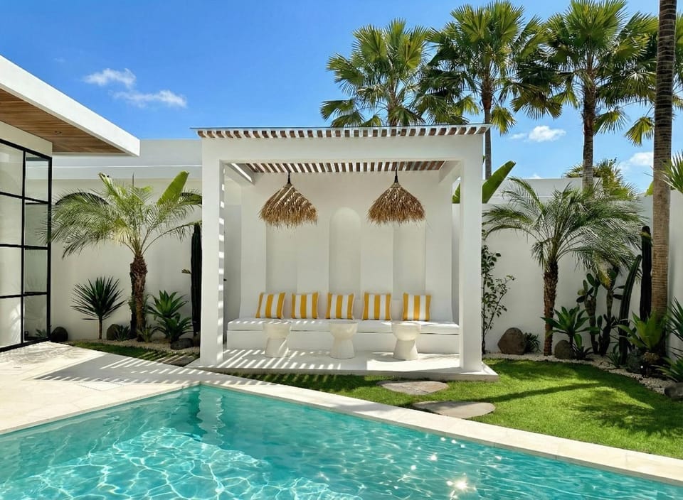 Property building, Patio, Day, Garden, Garden view, Pool view, Swimming pool, sunbed