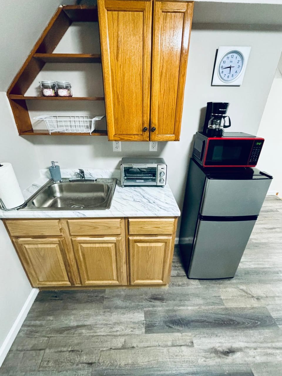 Kitchen or kitchenette, minibar
