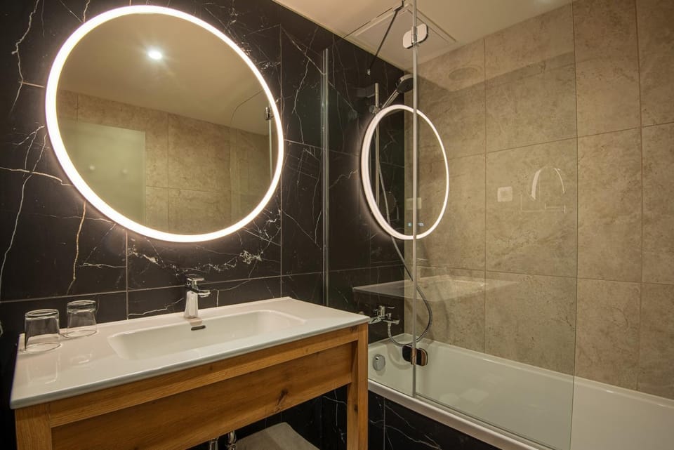 Bathroom, Bath, towels