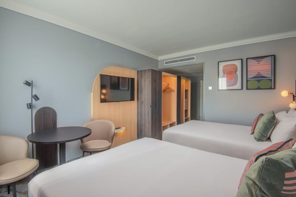 Bed, Photo of the whole room, Seating area, Bedroom, furniture, air conditioner