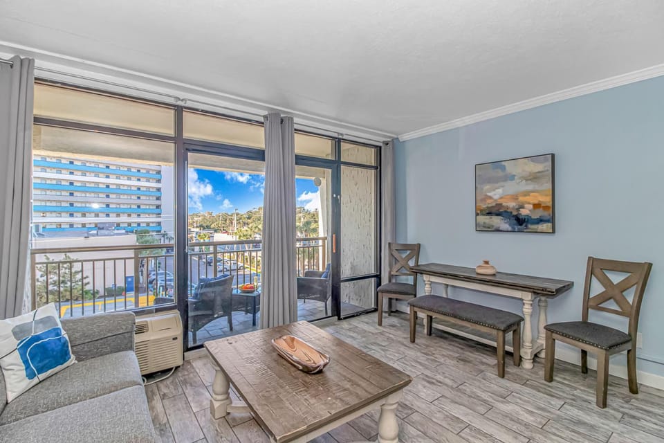 Immaculate Ocean View King Suite!- Grande Cayman Resort Unit 437 - Sleeps 4 Guests! House in Myrtle Beach