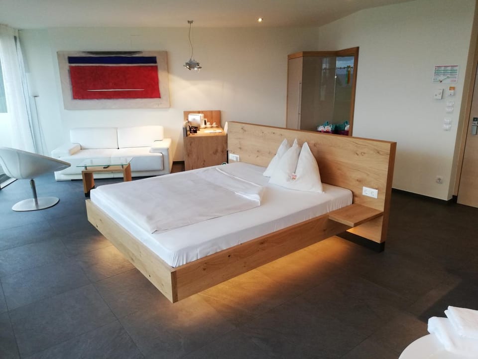 Photo of the whole room, Bedroom