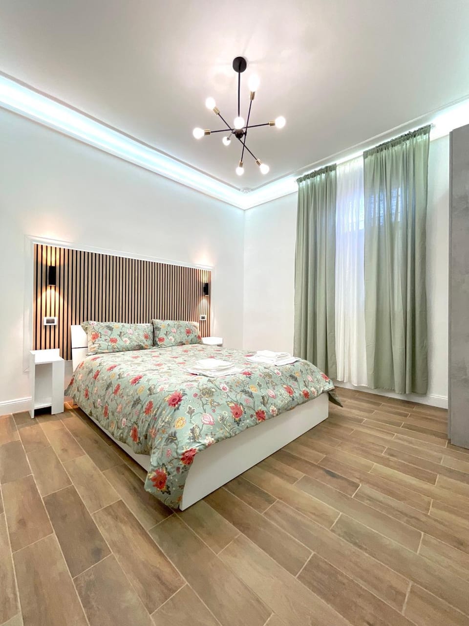 Bed, View (from property/room), Photo of the whole room, Decorative detail, Decorative detail, Bedroom