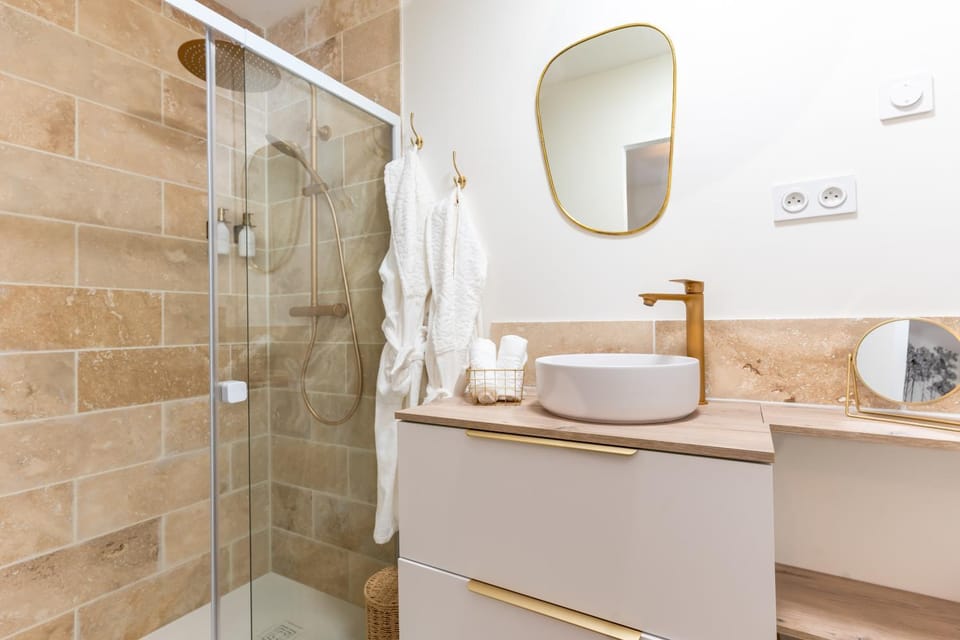 Shower, Bathroom, towels