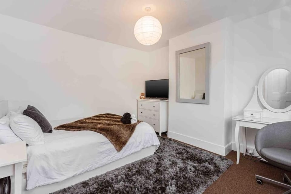 Bed, TV and multimedia, Bedroom