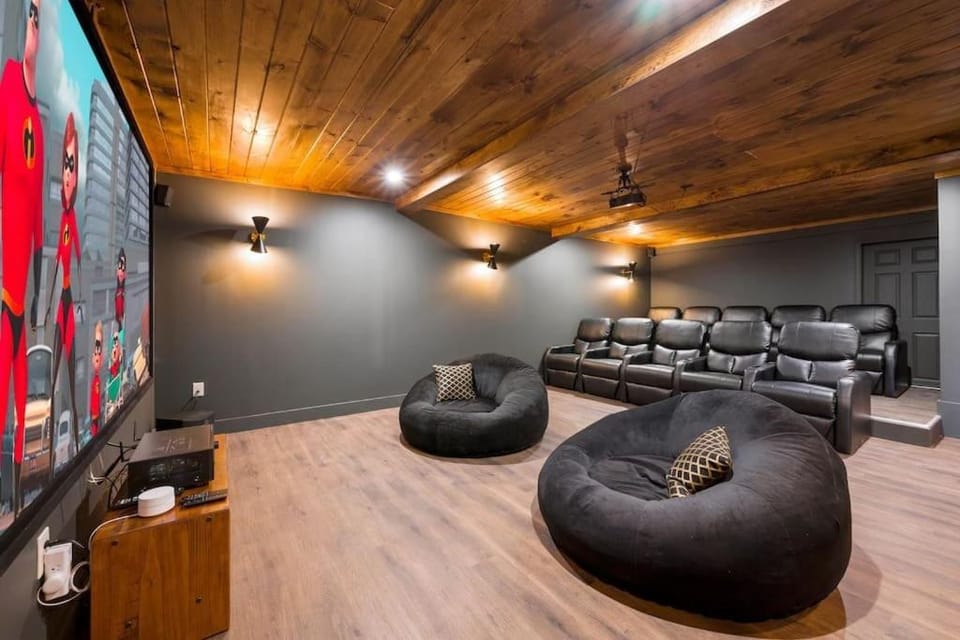 Ole Smoky BnB Theater Sauna Hot Tub Rooftop Views House in Gatlinburg
