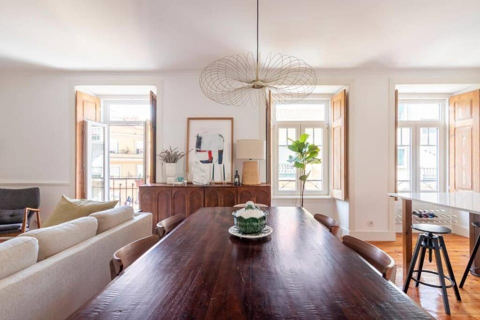Casa das Flores 4BR + Office Space and A/C Apartment in Lisbon