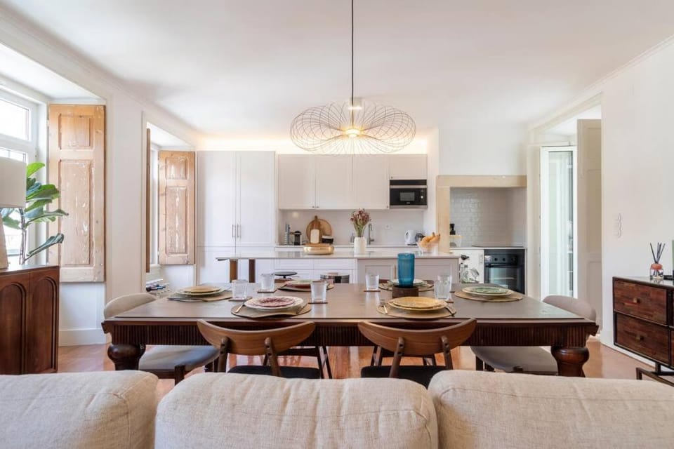 Casa das Flores 4BR + Office Space and A/C Apartment in Lisbon