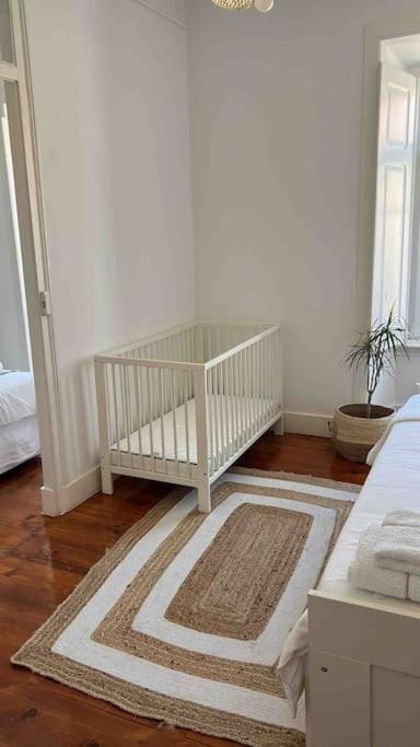Casa das Flores 4BR + Office Space and A/C Apartment in Lisbon
