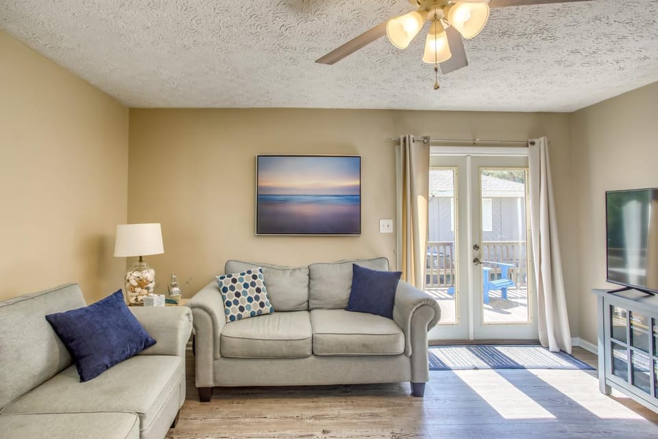 North Carolina Abode - Deck & Grill, Walk to Beach House in Oak Island