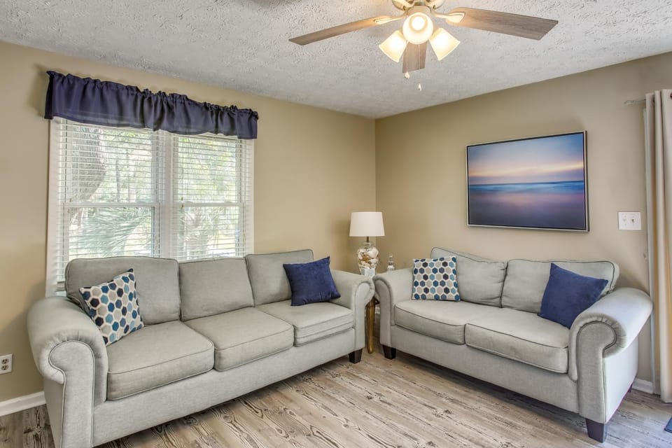 North Carolina Abode - Deck & Grill, Walk to Beach House in Oak Island