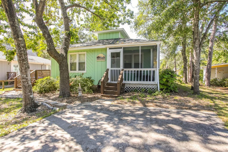 North Carolina Abode - Deck & Grill, Walk to Beach House in Oak Island