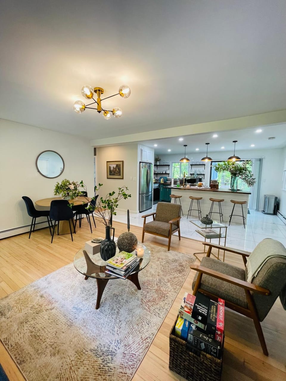Kitchen or kitchenette, Living room, Seating area, Dining area