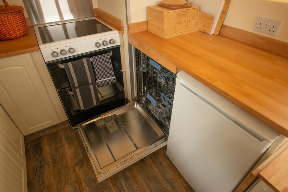 Kitchen or kitchenette, dishwasher