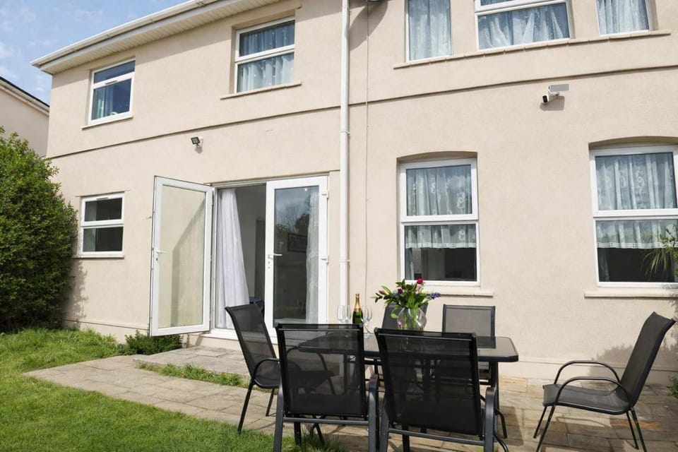 Chic 5 Bedroom House with Private Parking & Garden House in Bristol