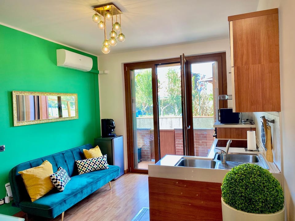 Kitchen or kitchenette, Living room, Seating area, Dining area, minibar