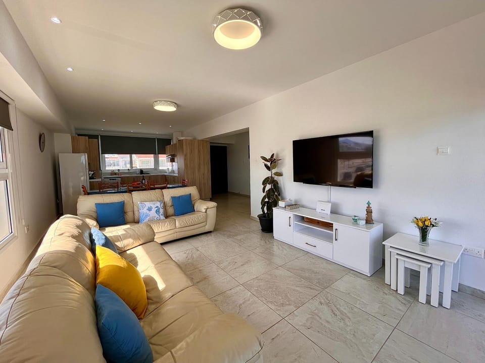 Communal lounge/ TV room, Living room, Seating area, Evening entertainment