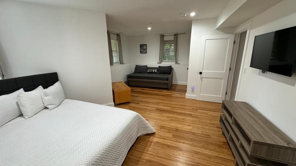 Bed, TV and multimedia, Photo of the whole room, Bedroom