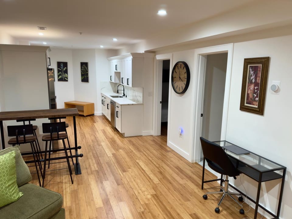 Kitchen or kitchenette, Seating area, Dining area
