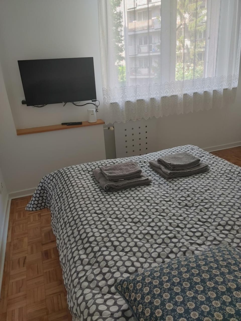 Bed, TV and multimedia, Photo of the whole room, Seating area, Bedroom, towels