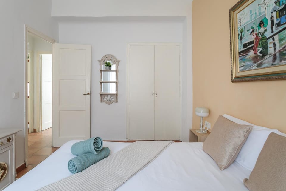Photo of the whole room, Bedroom, wardrobe