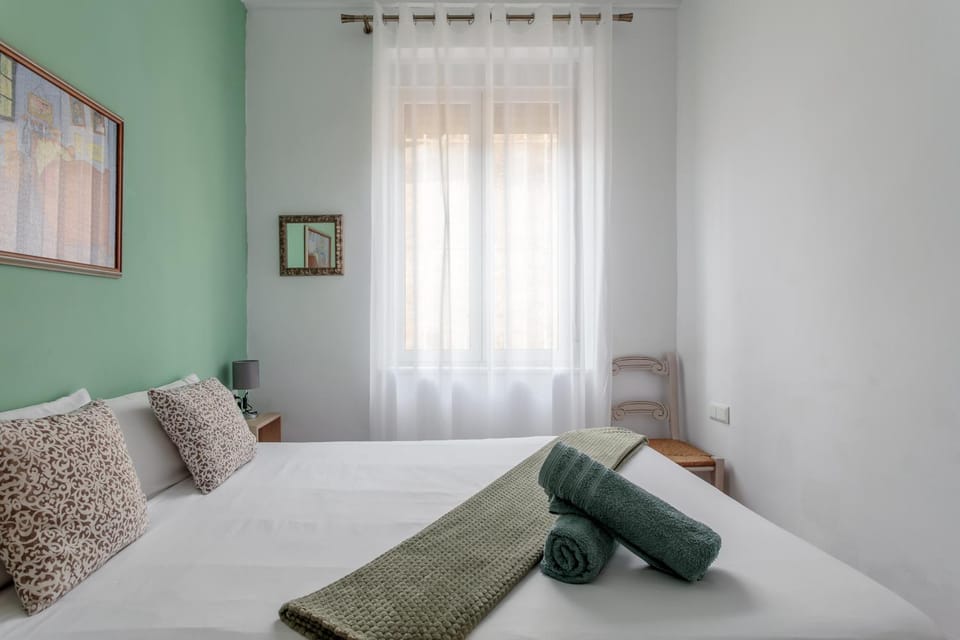 Photo of the whole room, Bedroom