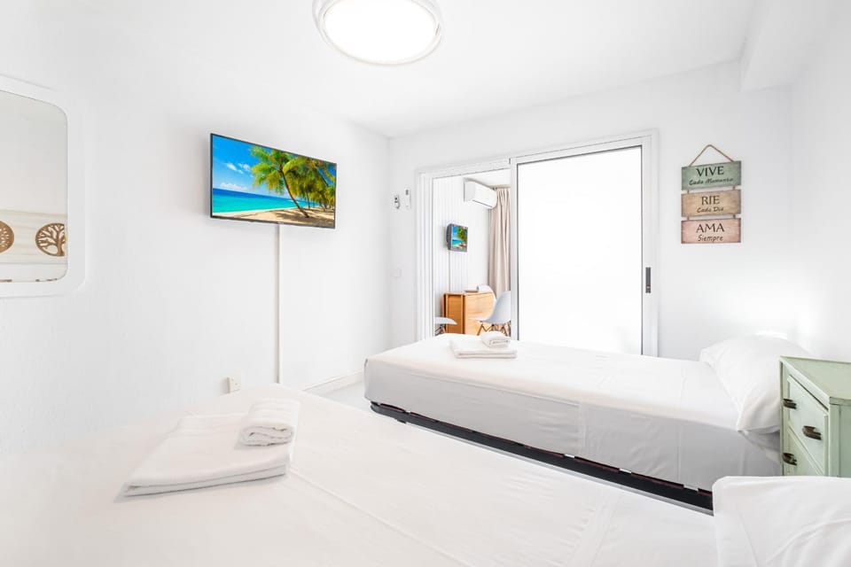 Bed, TV and multimedia, Bedroom, towels