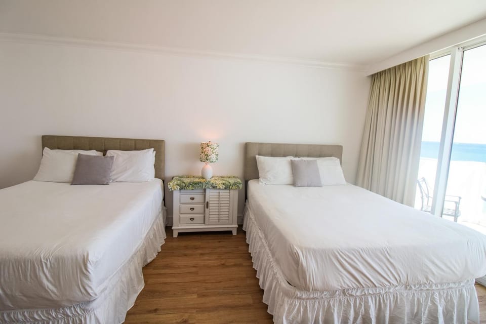 Castle 1029 Balcony studio with Ocean View, Pool, Tennis and Free Parking House in Miami Beach