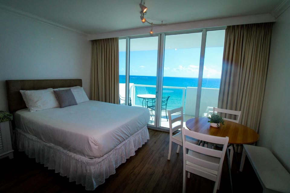 Castle 1029 Balcony studio with Ocean View, Pool, Tennis and Free Parking House in Miami Beach