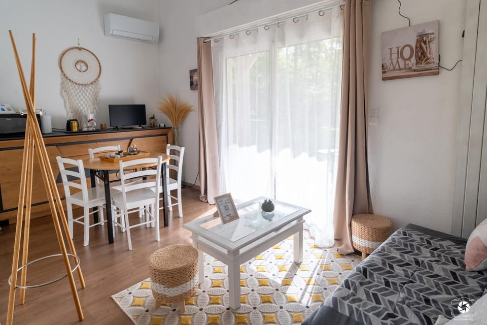 TV and multimedia, Living room, Seating area, Dining area, air conditioner