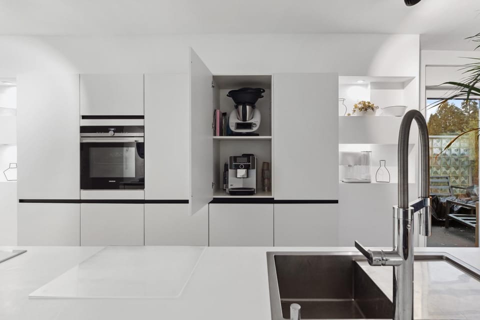 Coffee/tea facilities, Kitchen or kitchenette, oven, stove