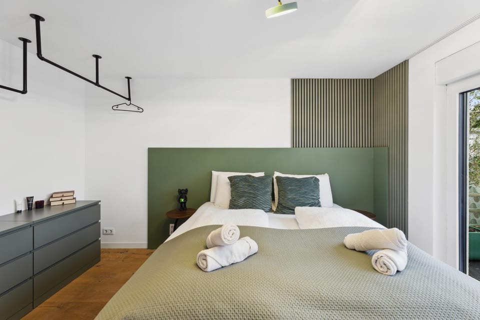 Bed, Photo of the whole room, Bedroom, towels
