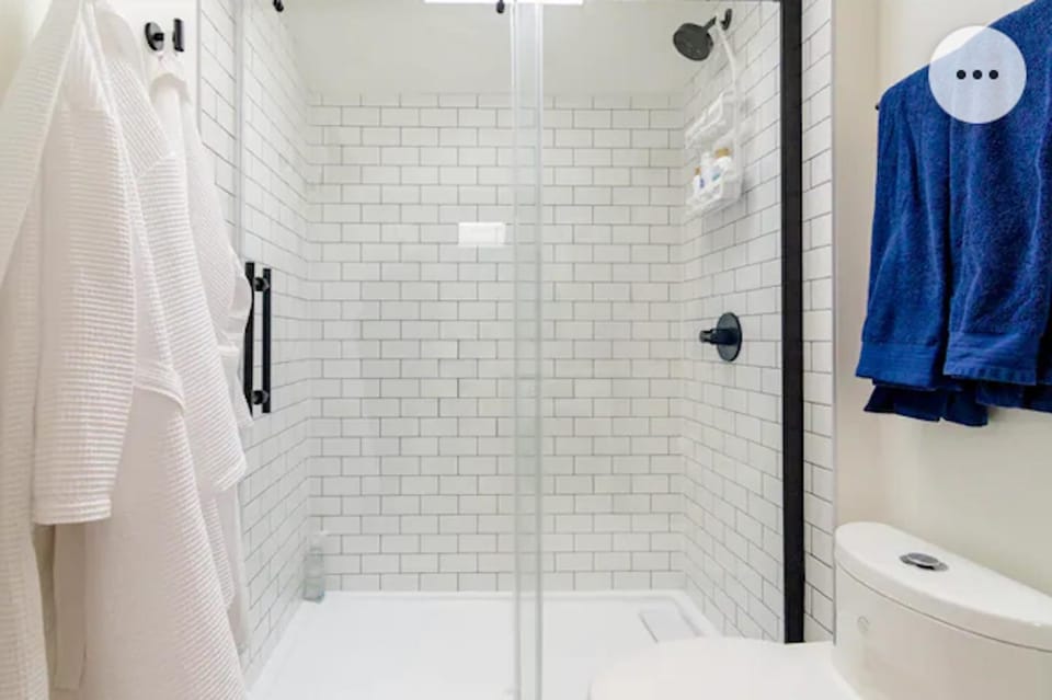 Shower, Toilet, Bathroom, towels
