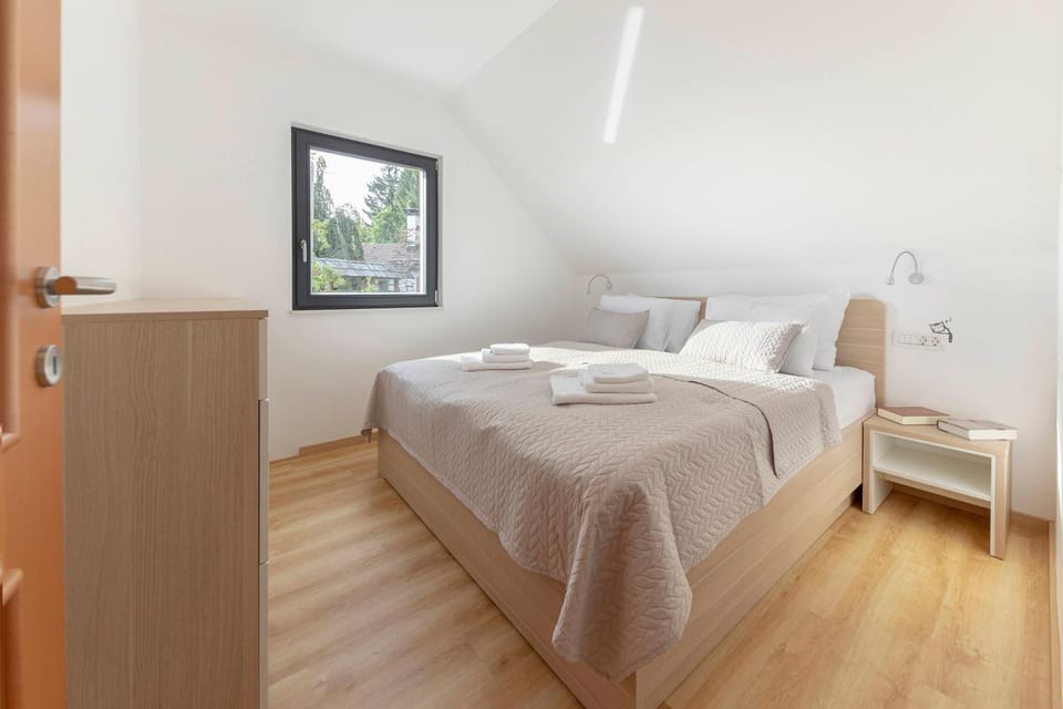 Bed, Photo of the whole room, Bedroom, towels