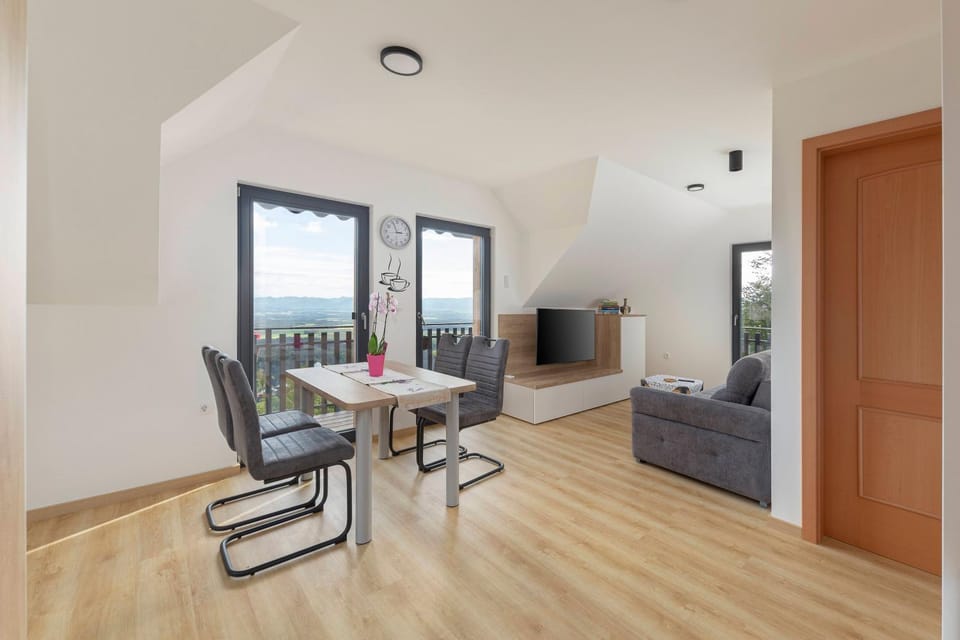TV and multimedia, Seating area, Dining area