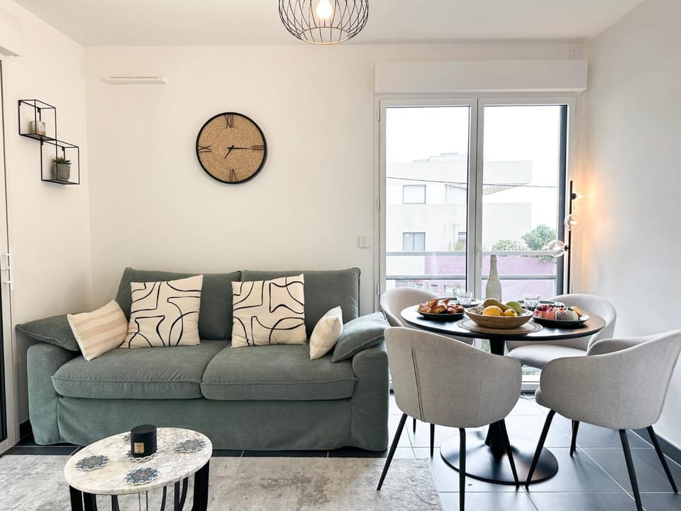 Living room, Food and drinks, Dining area