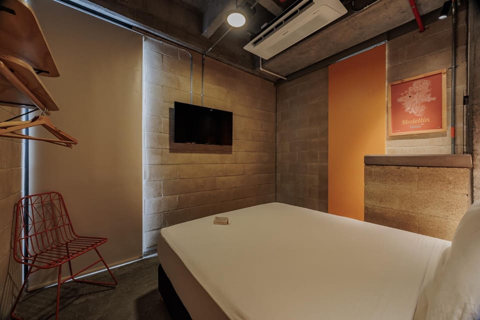 Bed, TV and multimedia, Photo of the whole room, Bedroom