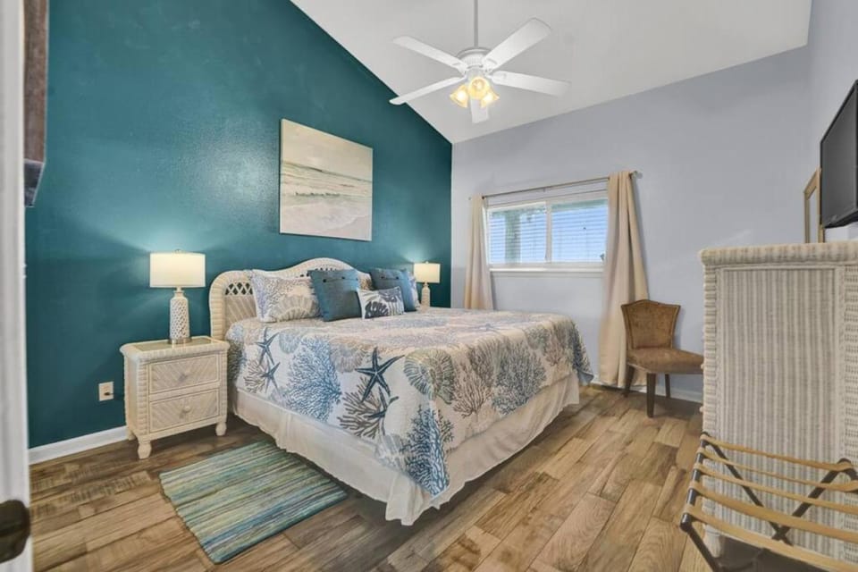 Bed, TV and multimedia, Bedroom