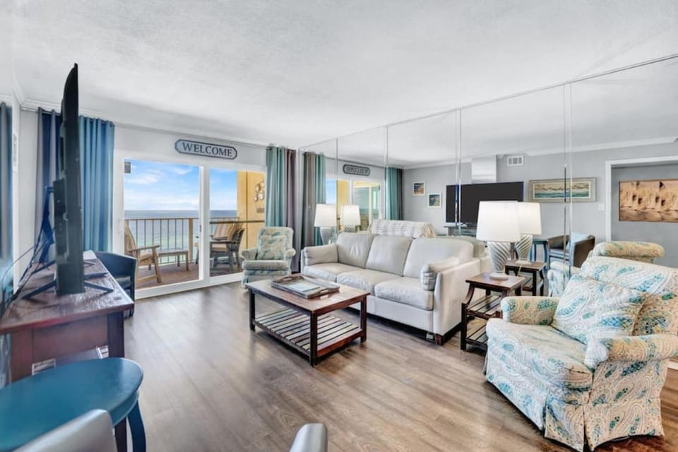South-Facing Gulf-View Condo w/ Direct Beach Access Sleeps 10! Apartment in Lower Grand Lagoon