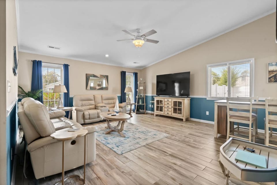 Communal lounge/ TV room, TV and multimedia, Living room, Seating area, Evening entertainment