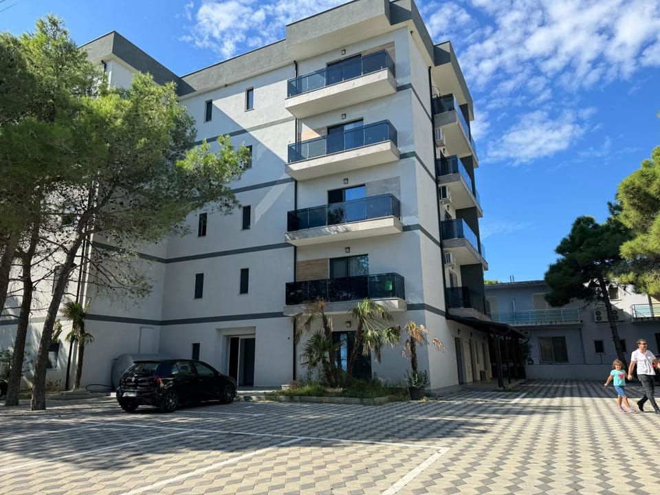 Property building, Day, Neighbourhood, Location, Parking