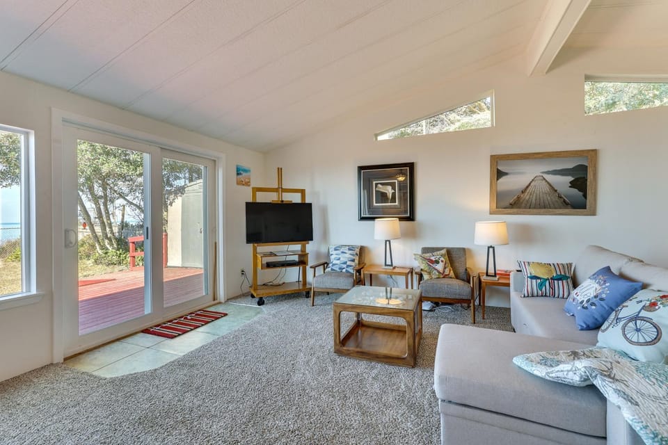 Oceanfront Port Angeles Home w/ Yard & Views! House in Washington